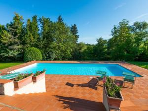 The swimming pool at or close to Apartment Bardeggiano - Caterina 2 - COL245 by Interhome