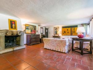 A kitchen or kitchenette at Apartment Bardeggiano - Caterina 2 - COL245 by Interhome Még 37 kép