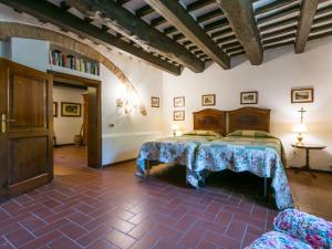 A bed or beds in a room at Apartment Bardeggiano - Caterina 2 - COL245 by Interhome