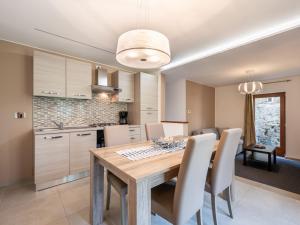 Kuchyň nebo kuchyňský kout v ubytování Apartment La Maison d'Amelie by Interhome