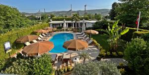 an overhead view of a swimming pool with umbrellas at Senler Boutique Hotel in Sapanca