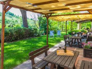 Κήπος έξω από το Apartment Casolare Bretulla-2 by Interhome
