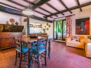 una cucina e un soggiorno con tavolo e sedie di Holiday Home Bardeggiano - Caterina 5 by Interhome a Belvedere