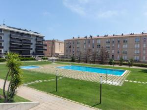 una piscina en un parque frente a un edificio en Apartment El Jardi del Mar, en Sant Antoni de Calonge