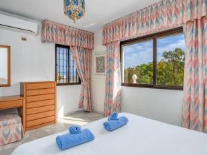 1 dormitorio con cama y ventana en Villa Querida by Interhome, en Mijas Costa