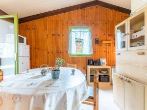 ラカノー・オセアンにあるChalet Chalet du Golf by Interhomeの白いテーブルと木製の壁が備わるキッチン