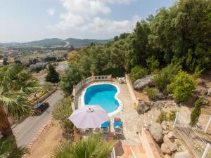 an overhead view of a swimming pool with an umbrella at Holiday Home Bella Vista by Interhome in Calonge