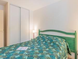 ラカノー・オセアンにあるApartment Village Cheval Spa Résidences-6 by Interhomeのベッドルーム1室(ベッド1台、本付)