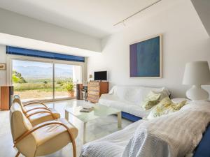 salon z kanapą i stołem w obiekcie Holiday Home La Veleta by Interhome w mieście Los Gallardos