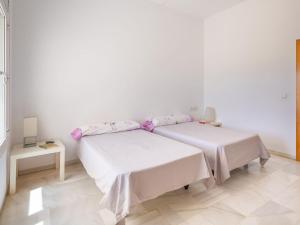 Łóżko lub łóżka w pokoju w obiekcie Holiday Home La Veleta by Interhome