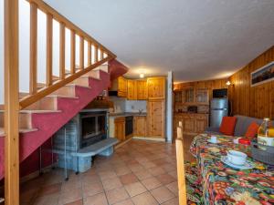une cuisine avec un escalier et un salon dans l'établissement Apartment Remondet 20 by Interhome, à Sarre