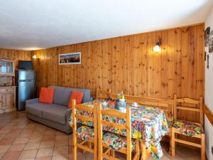A seating area at Apartment Remondet 20 by Interhome