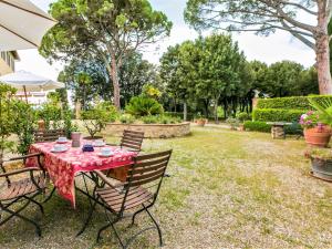 ポッジボンシにあるHoliday Home Giuggiolo - Giuggiolo 3 by Interhomeの庭の赤いテーブルクロス付きテーブル