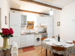 Kitchen o kitchenette sa Holiday Home Cottage Contadina by Interhome