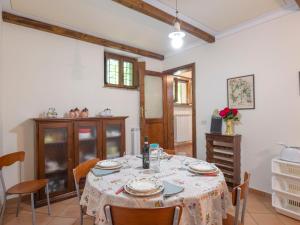 - une salle à manger avec une table et des chaises dans l'établissement Holiday Home Cottage Contadina by Interhome, à Cegliolo