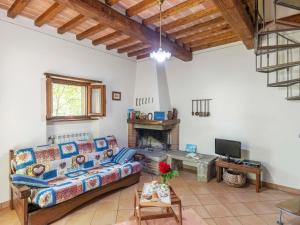 - un salon avec un canapé et une cheminée dans l'établissement Holiday Home Cottage Contadina by Interhome, à Cegliolo