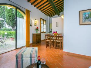 un soggiorno con tavolo e una sala da pranzo di Holiday Home Giuggiolo - Giuggiolo 3 by Interhome a Poggibonsi