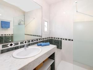 Koupelna v ubytování Holiday Home Trebol Blanco by Interhome