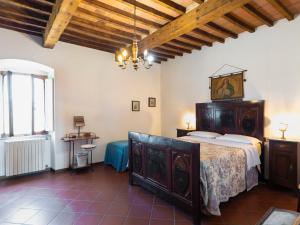 Pieve a MaianoにあるHoliday Home La Casina by Interhomeのベッドルーム1室(大型ベッド1台付)