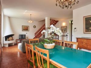 Holiday Home Letizia by Interhome في Cresciasca: غرفة طعام وغرفة معيشة مع طاولة وكراسي زرقاء