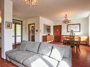 ein Wohnzimmer mit einem Sofa und einem Esszimmer in der Unterkunft Holiday Home Letizia by Interhome in Cresciasca