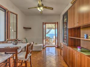 una sala da pranzo con tavolo e vista sull'oceano di Holiday Home Baroccia da Mary by Interhome a Rio Marina