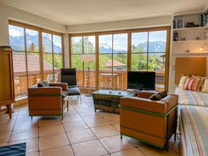 een woonkamer met uitzicht op de bergen bij Apartment Flösserstrasse by Interhome in Wallgau
