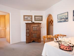 d'une salle à manger avec une table et une armoire en bois. dans l'établissement Apartment Chesa Pra d`Sura 217-10 by Interhome, à Maloja