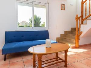 Les tres CalesにあるVilla Villa Mimosa I by Interhomeのリビングルーム(青いソファ、テーブル付)