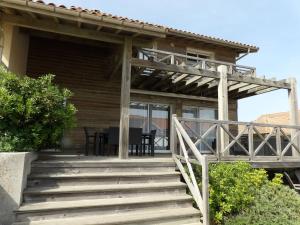 ミミザン・プラージュにあるHoliday Home Villa Marine by Interhomeの玄関につながる木製の階段のある家