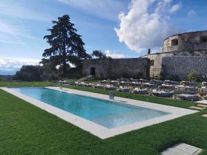 Relais Forte Benedek Wine & SPA - Adults Only内部或周边的泳池