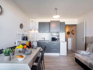 une cuisine et une salle à manger avec une table et des chaises dans l'établissement Apartment Le Beaupré-20 by Interhome, à Canet