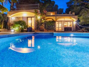 Bazén v ubytování Villa Villa Cala Calafato by Interhome nebo v jeho okolí