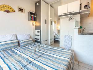 カネ・アン・ルシヨンにあるApartment Le Chalet by Interhomeのベッドルーム1室(青と白の掛け布団付きのベッド1台付)