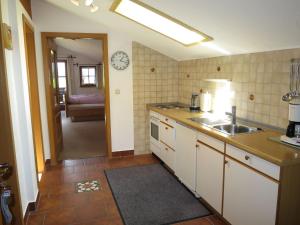 Kuchyňa alebo kuchynka v ubytovaní Apartment Heistracher-2 by Interhome