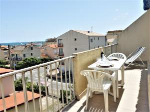 balcone con tavolo e sedie. di Apartment Las Palmas 2 by Interhome a Narbonne-Plage