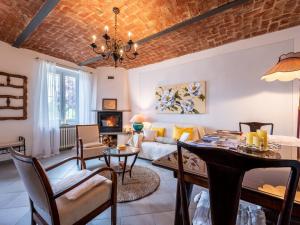 ein Wohnzimmer mit einem Tisch und einem Sofa in der Unterkunft Holiday Home Casa Margherita by Interhome in Asti