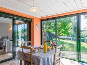 een eetkamer met oranje muren en een tafel en stoelen bij Apartment Ker Marie by Interhome in Daoulas