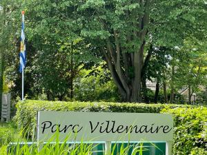 een bord met de naam van een park met een vlag bij Holiday Home Villa Favorita by Interhome in Zonnemaire