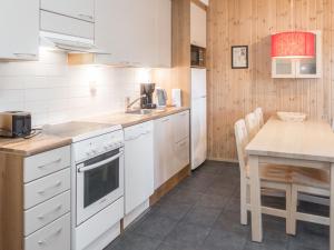 Kuchyň nebo kuchyňský kout v ubytování Holiday Home Rukatonttu d 13 by Interhome