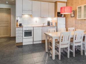 Kuchyň nebo kuchyňský kout v ubytování Holiday Home Rukatonttu d 13 by Interhome