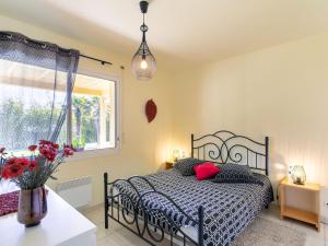 Ένα ή περισσότερα κρεβάτια σε δωμάτιο στο Apartment Chez Yvette by Interhome