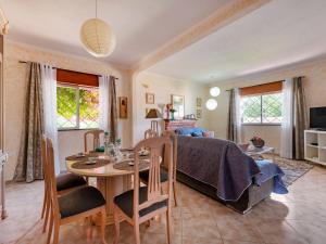 una camera con letto e tavolo e una sala da pranzo di Holiday Home Isaurinda 1 by Interhome a Faro