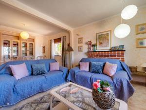 un soggiorno con divani blu e camino di Holiday Home Isaurinda 1 by Interhome a Faro