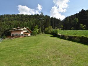 uma casa numa colina com um grande quintal em Villa Villa Lucia by Interhome em Pellizzano