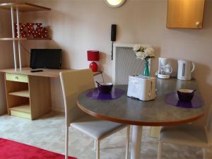 Appartement La Rochelle, 1 pièce, 2 personnes - FR-1-246-115にあるテレビまたはエンターテインメントセンター