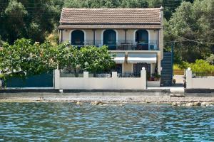 dom na brzegu zbiornika wodnego w obiekcie Alamanos House w mieście Mesongi