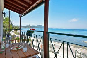 stół na balkonie z widokiem na plażę w obiekcie Alamanos House w mieście Mesongi