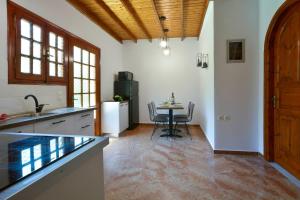 kuchnia ze stołem i jadalnią w obiekcie Alamanos House w mieście Mesongi +13 zdjęć