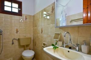 łazienka z toaletą, umywalką i wanną w obiekcie Alamanos House w mieście Mesongi